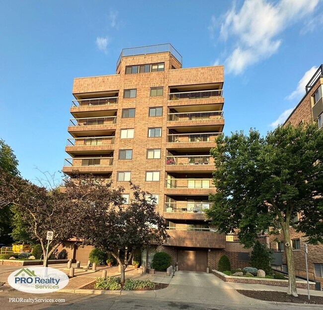 Building Photo - Updated 1 Bedroom Condo **Half off 1 Month...