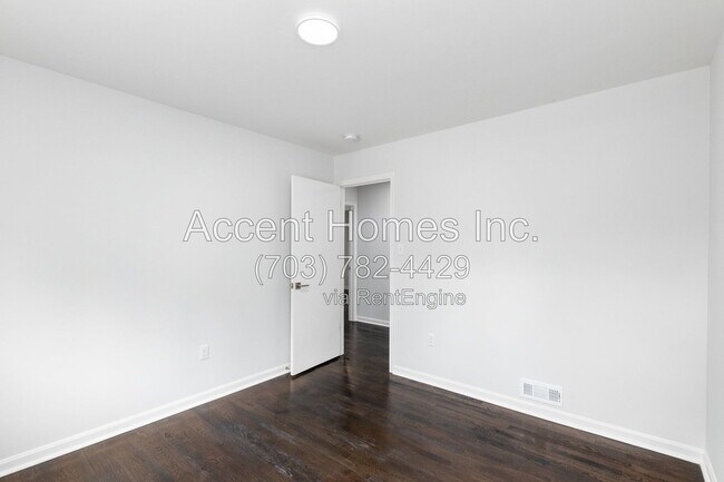 Building Photo - 8613 Kenilworth Dr