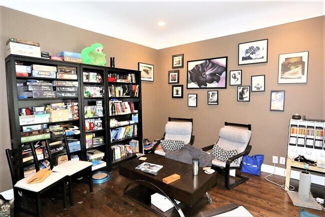Building Photo - 3 bedroom in Chicago IL 60625