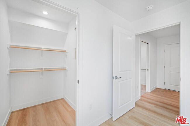 Building Photo - 3221 W 71st St