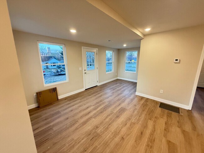 Building Photo - 4 Bed 2 Bath Aurora, MO