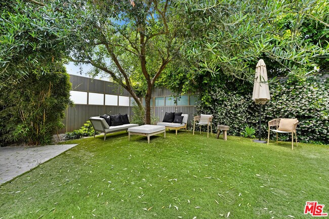 Building Photo - 841 N Crescent Heights Blvd