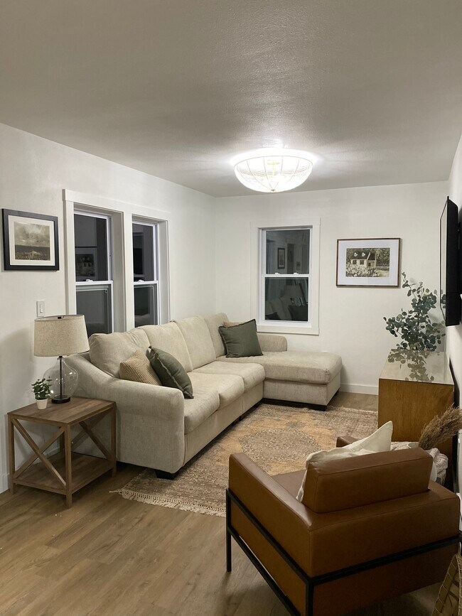 Building Photo - 613 Broadway St