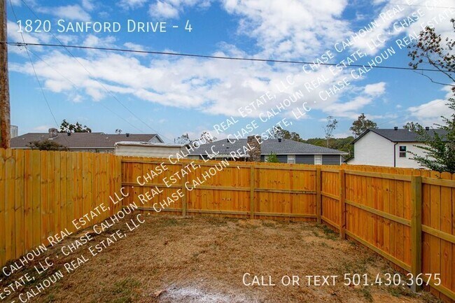 Building Photo - 1820 Sanford Dr