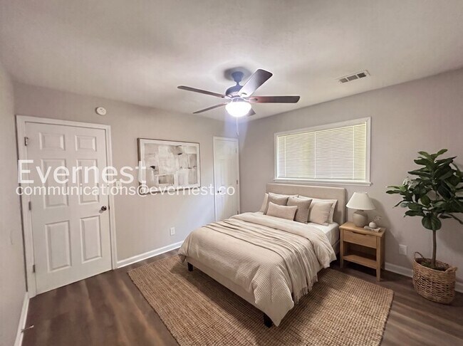 Building Photo - 3 Bed, 2 Bath Home with Garage / Pet-Friendly /  Available Now!