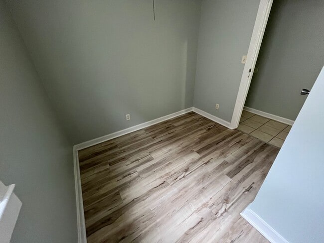 Building Photo - 208 S 5th St