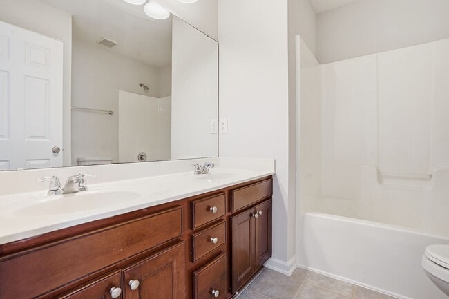 Building Photo - STUNNING TOWNHOME-AVAILABLE FOR IMMEDIATE ...