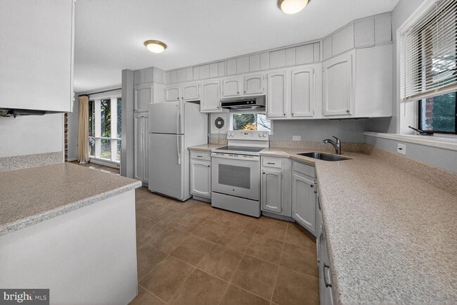 Building Photo - 6020 Cheshire Dr