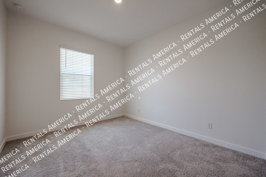 Building Photo - 9718 E Tahoe Ave