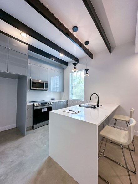 Building Photo - 218 S Olive St