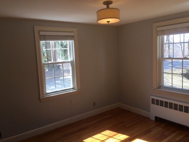 Building Photo - 40 Dunster Ln