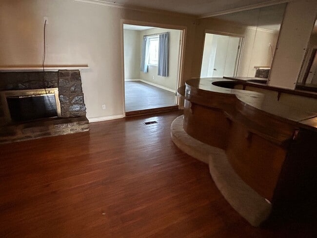 Building Photo - 5 Bedrooms Near Downtown!