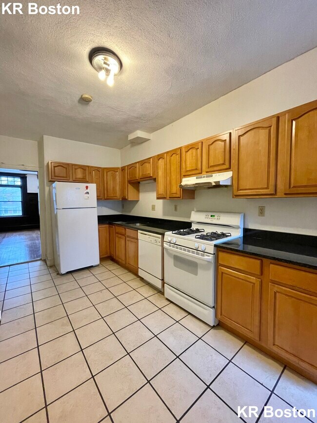 Building Photo - 1891 Beacon St