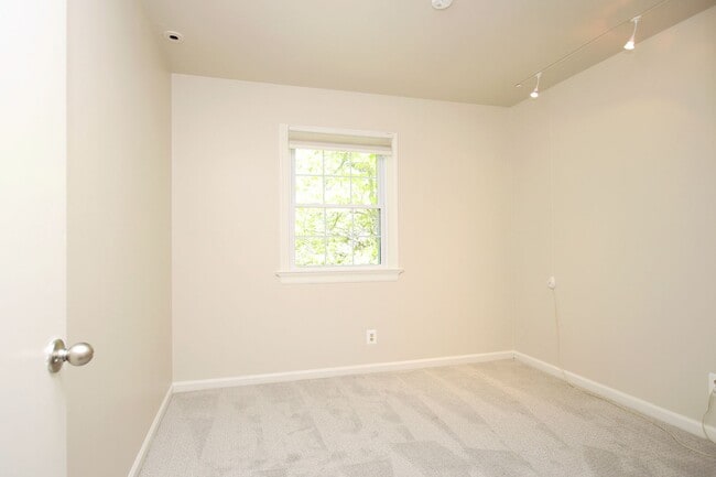 Building Photo - End-Unit Georgetown Green Townhome