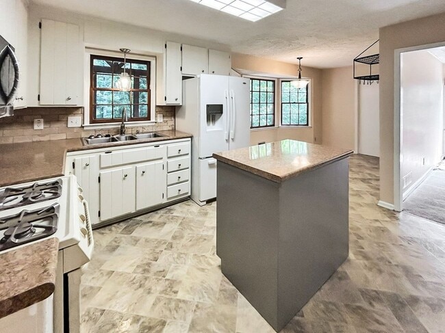 Building Photo - 2491 Annandale Dr