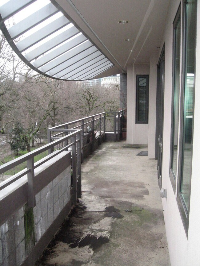 Building Photo - NO PARKING/2+ bed/2 bath top floor condo w...