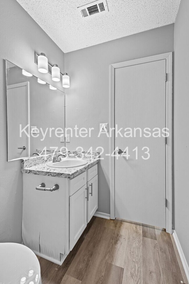 Building Photo - Newly Renovated Duplex in West Fayetteville!