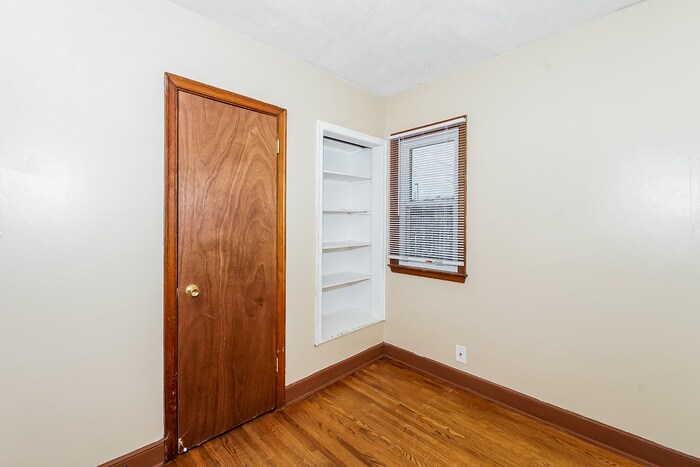Building Photo - 106 9th Ave N