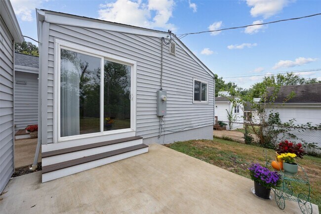 Building Photo - 417 Chamberlin Dr