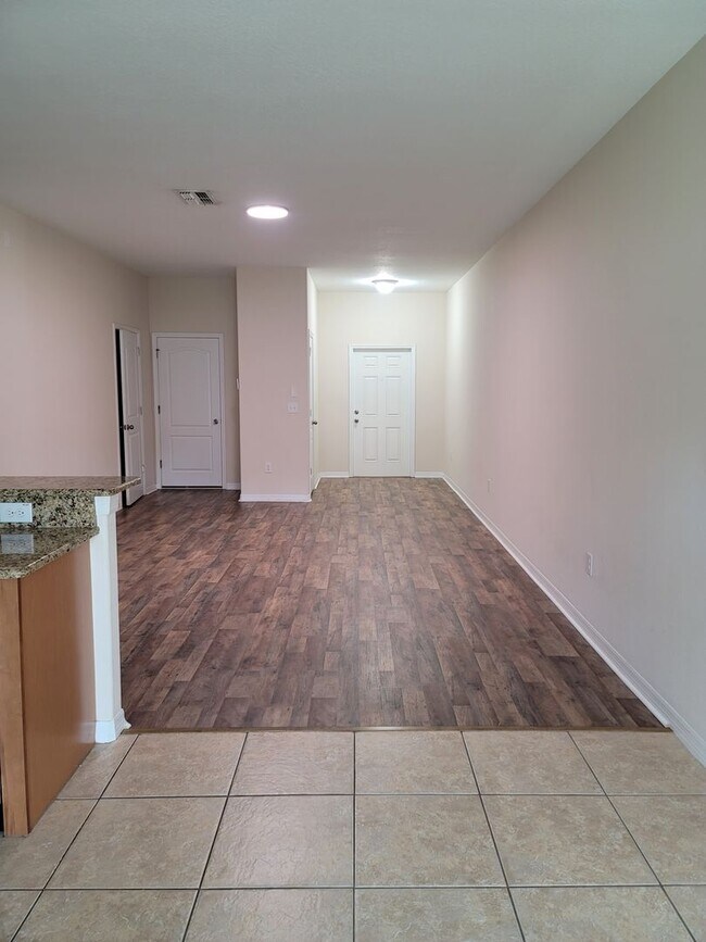 Building Photo - Beautiful Townhome in the Heart of New Tampa!
