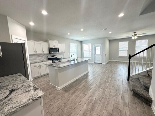 Building Photo - 5 Bedroom 4 Bathroom Ready to Rent ASAP!