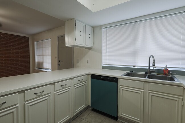 Building Photo - 10014 Stratmore Cir