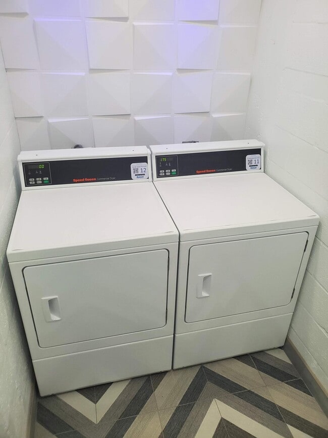 Building Photo - 105 S Riverside Dr