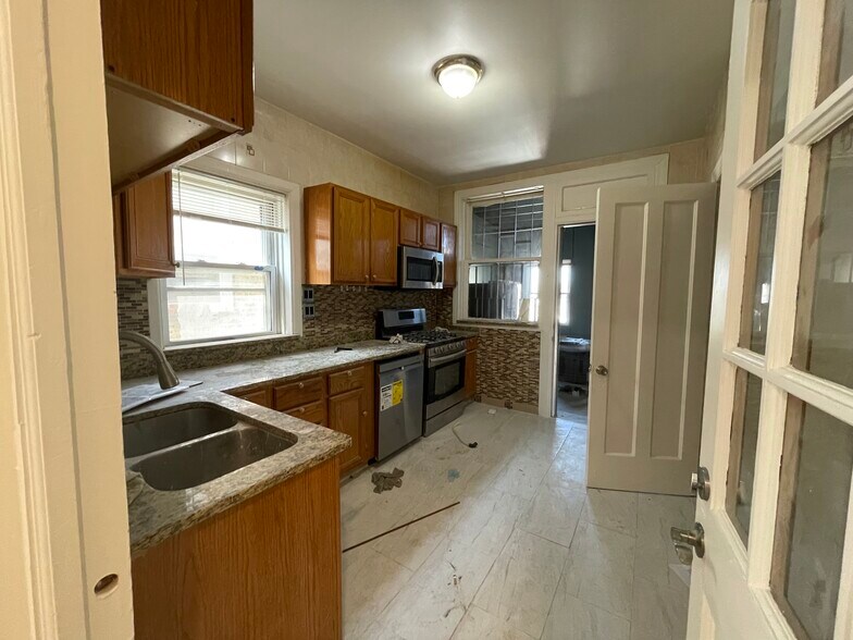 Building Photo - 3310 W Eastwood Ave