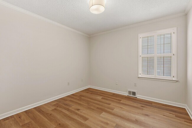 Building Photo - 8604 Sandpoint Dr