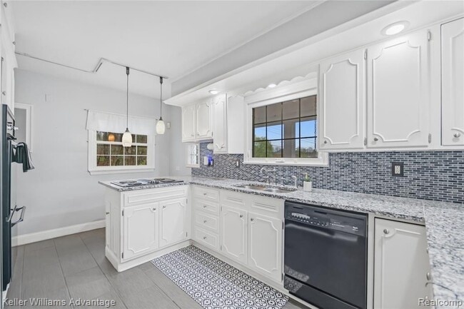 Building Photo - 6103 Park Lake Rd