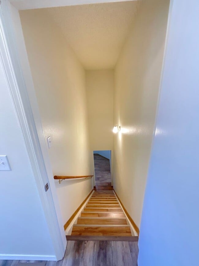 Building Photo - 4 Bedroom Home Available Near Research Pkwy & Scarborough Dr!