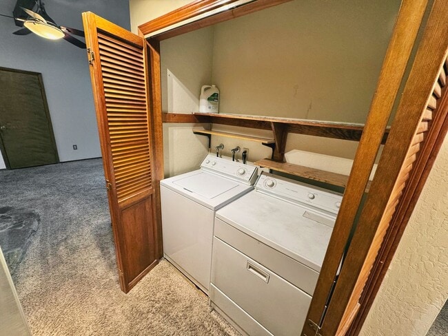 Building Photo - Centrally Located 3 Bedroom House with Fully Fenced in Backyard- Pet Friendly!