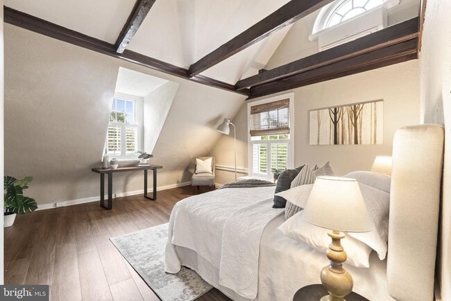 Building Photo - 858 S Front St