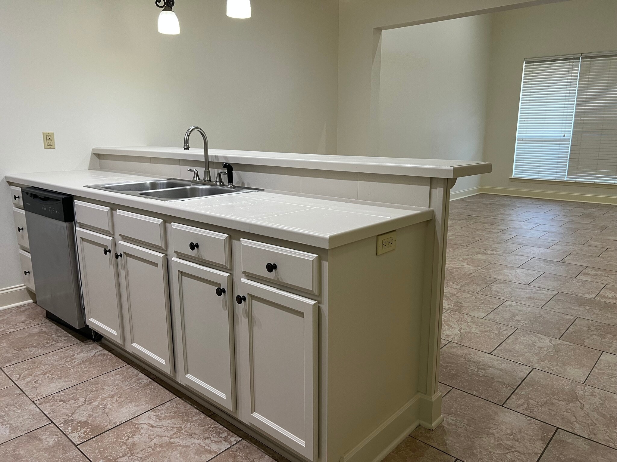 Kitchen - 37150 Woodgate Ave