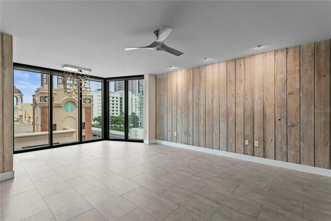 Building Photo - 1 Beach Dr SE