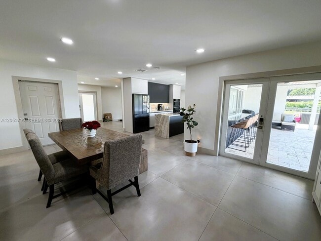 Building Photo - 10950 SW 40 Ct