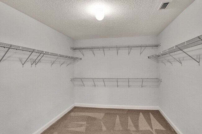 Building Photo - Beautiful 5/4 Home with Over 4k sqft, Fenced in Yard & 3 Car Garage! Pet friendly!