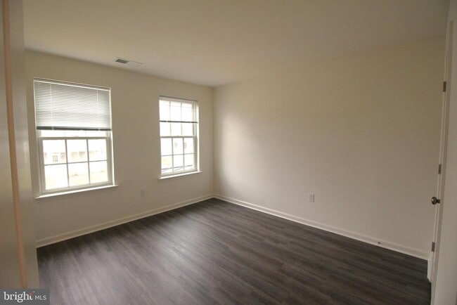 Building Photo - 851 Mapleton Ave