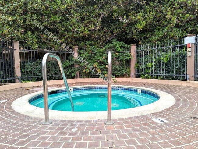 Building Photo - 8850 Villa La Jolla Dr