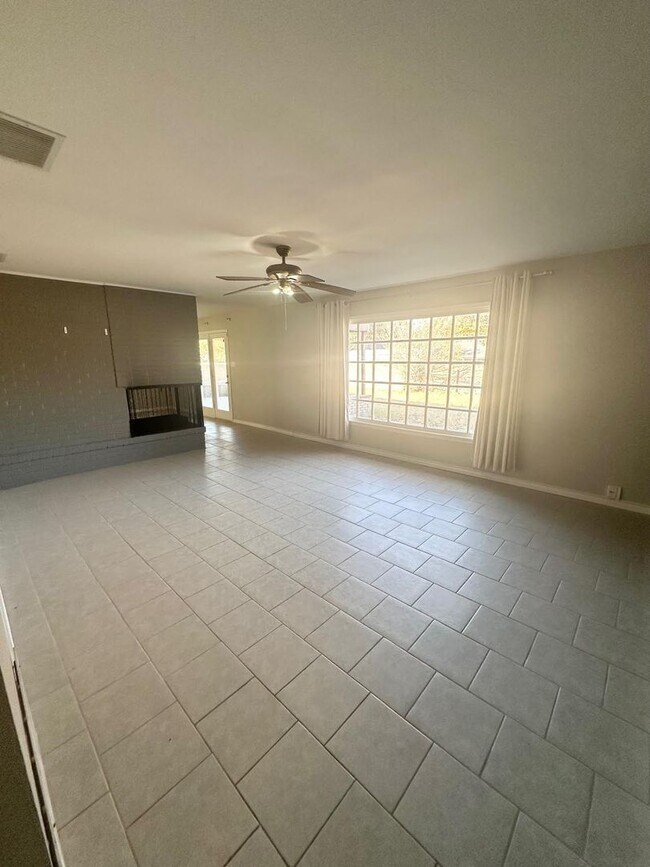 Building Photo - 3 Bed 2 Bath Ready to Rent ASAP! Fully remodeled bathrooms!