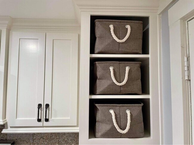 Building Photo - 903 N Valderas St