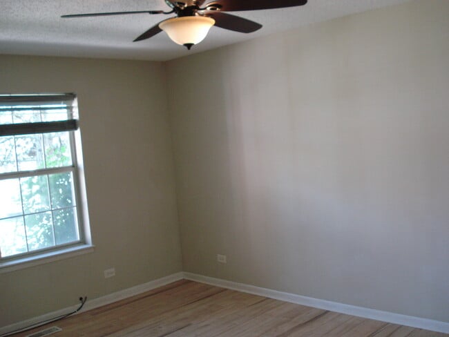 Building Photo - 906 W Happfield Dr