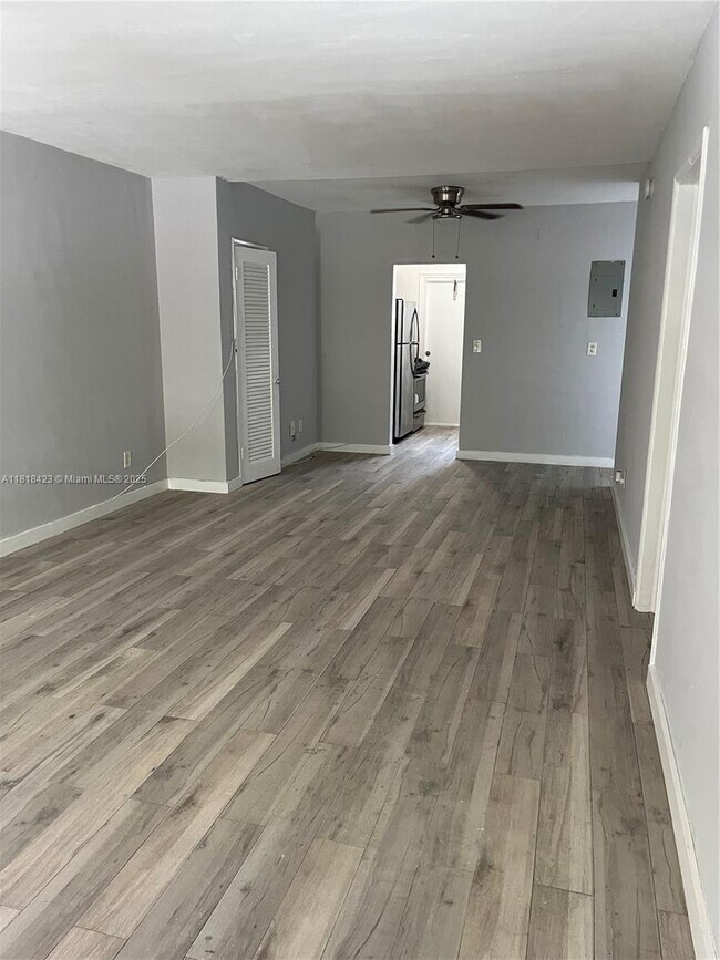 Building Photo - 8415 Crespi Blvd