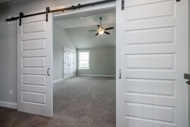Building Photo - Like New Home in Evans