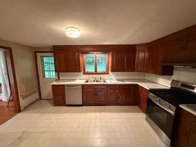 Building Photo - Beautiful 3 Bed, 1 Bath Single Family for Rent in Broad Brook!