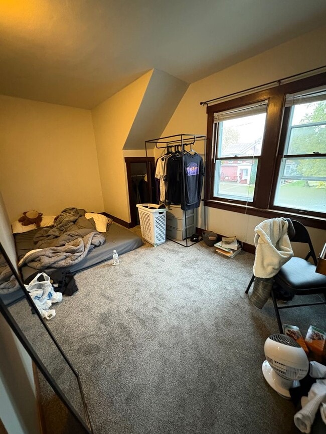 Building Photo - Centrally located 3 Bedroom, 1 Bathroom Ap...