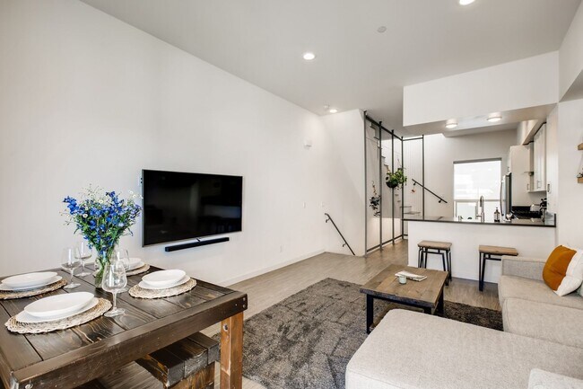 Building Photo - Beautiful Modern Home for Rent in San Diego – Prime Location!