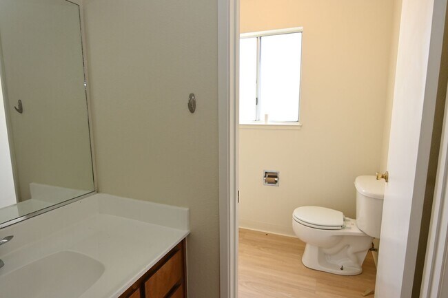 Building Photo - 3850 Meeks Terrace