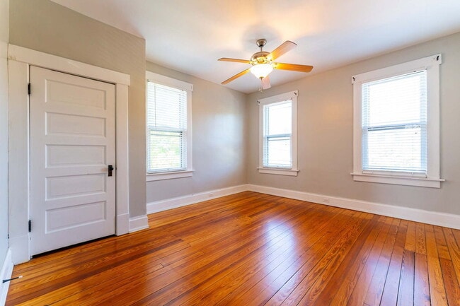 Building Photo - 557 S 6th St