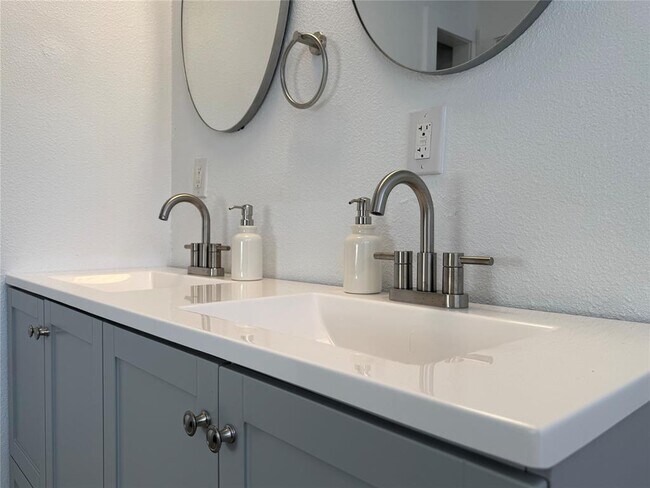 Building Photo - 505 E 4th St